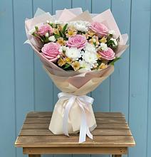 Букет цветов из:  Гвоздики, Орхидеи и Розы в Северный