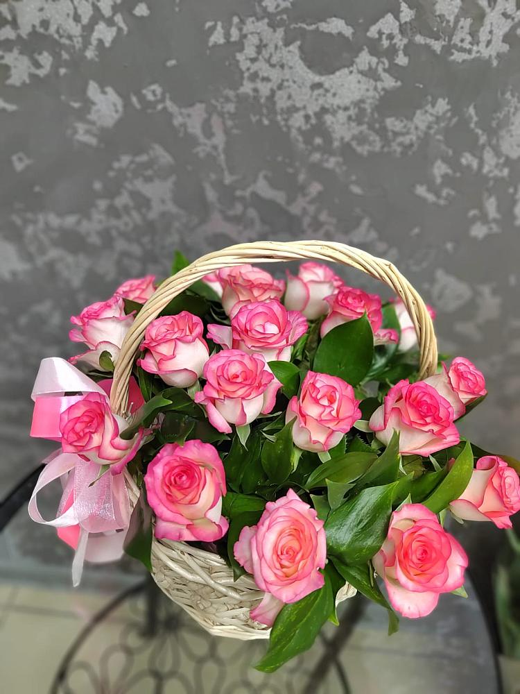 Цветочная композиция из Розы в корзине в Северный