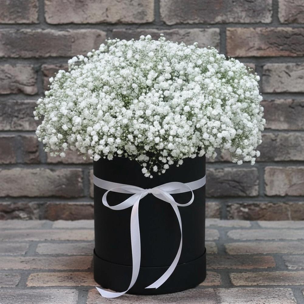 Цветочная композиция из Гипсофила в шляпной коробке в Северный