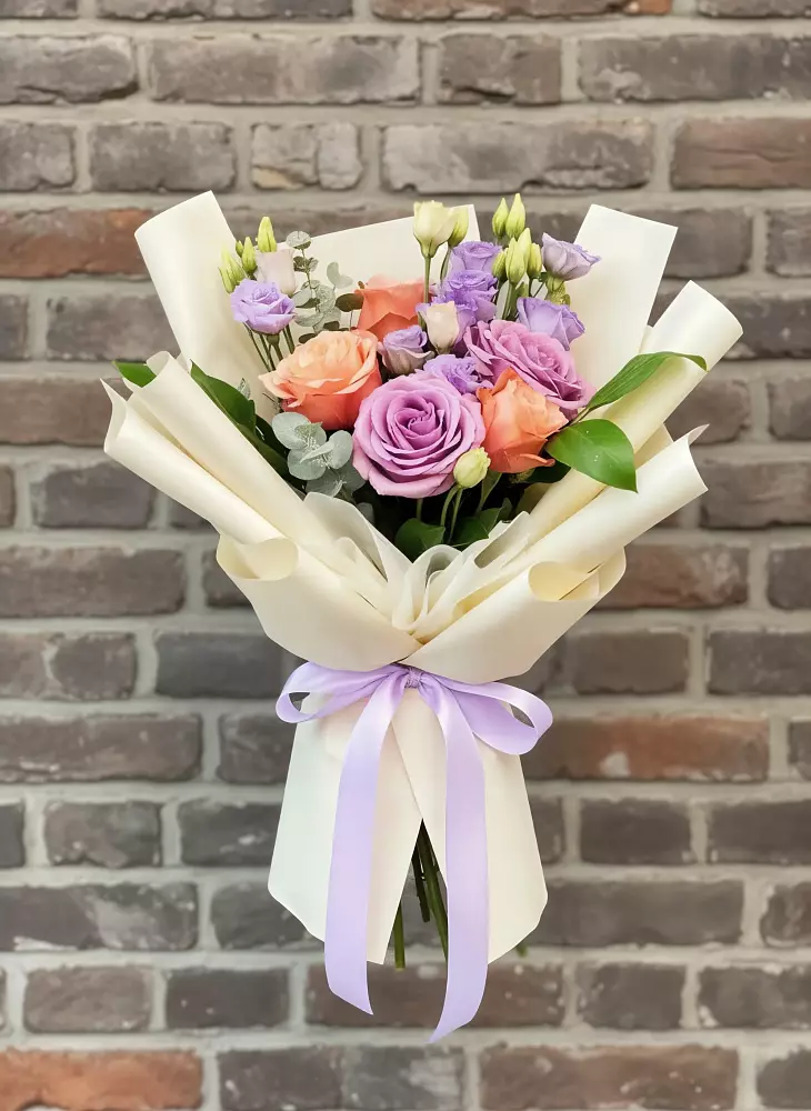 Букет цветов из: Лизиантусы и Розы в Северный