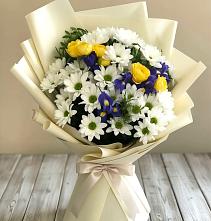 Букет цветов из:  Ирисы, Хризантемы и Розы #REPLACE_PRED# Северный