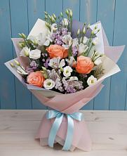 Букет цветов из:  Лизиантусы, Розы, Альстромерии и Гипсофила в Северный