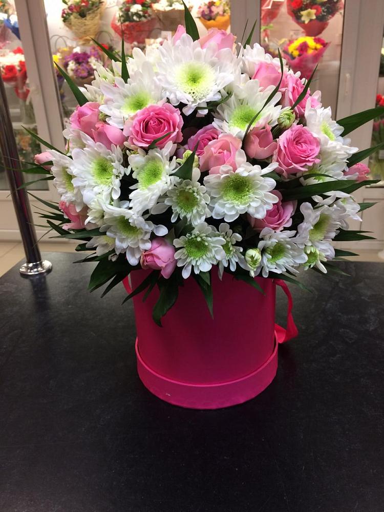 Цветочная композиция из Розы и Хризантемы в шляпной коробке в Северный