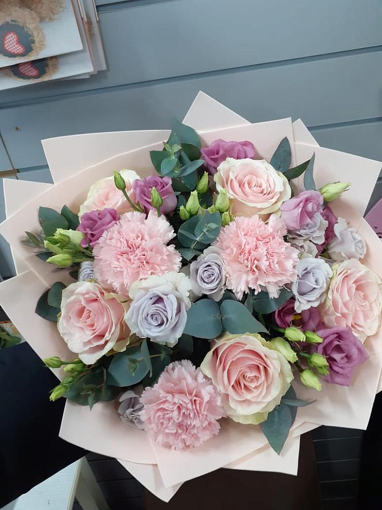 Букет цветов из: Розы, Гвоздики и Лизиантусы в Северный