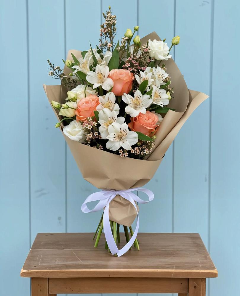 Букет цветов из: Альстромерии, Лизиантусы, Розы и Хризантемы в Северный